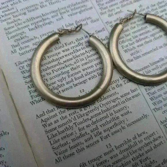 Vintage gold tone hoops  earrings - Picture 3 of 6